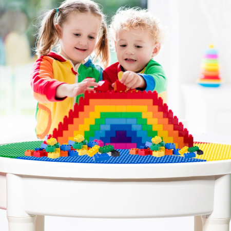 3 in 1 Tavolo attività rotondo per bambini con più di 3 anni con 2 sedie e 300 costruzioni, 57x43cm Multicolore