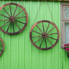 Costway Set di 2 ruote decorative in legno da giardino, Carrello ruota decorazione da parete 76x76x3,5cm