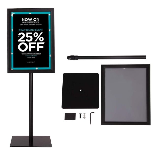 Vista Frontale Su Un Grande Cartellone Bianco Con Spazio Per La Pubblicit%c3%a0 O Il Poster Una Sala Vuota Illuminata Dal Sole Image259112552