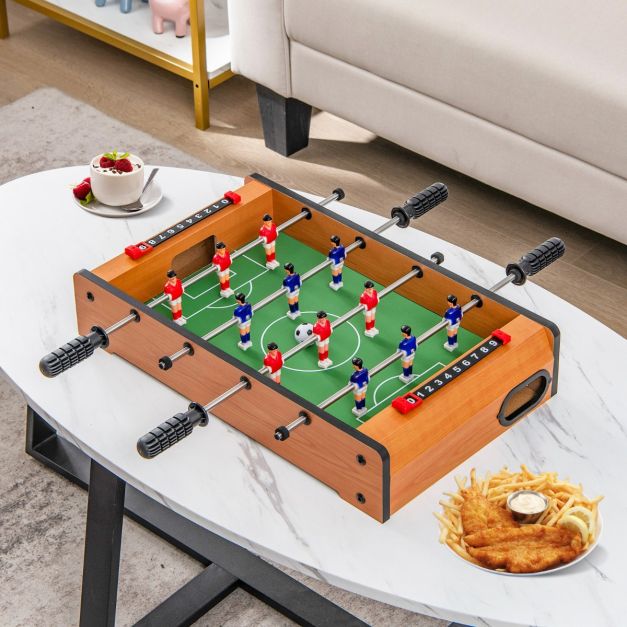 Un Uomo Gioca Il Calcio-balilla Gioco Da Tavolo Sulla Via Ricreazione E Spettacolo Di Estate Per I Giovani Kicker Image149606667
