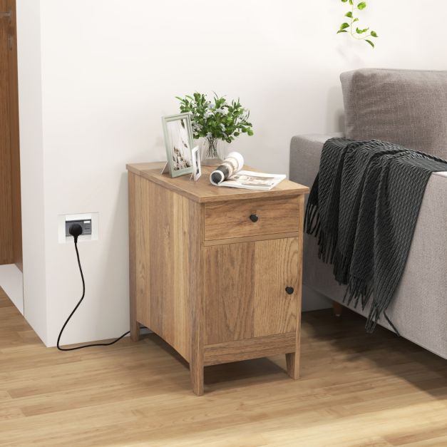 Tavolino Con Stazione Di Ricarica – Comodino Con Ruote, 2 Prese E 2 Porte USB, Cassetto E 2 Ripiani, 50x25x70 Cm, Legno, Per Soggiorno E Camera Da Letto