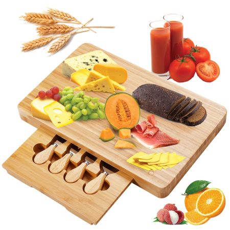 set di tagliere e coltelli per formaggio