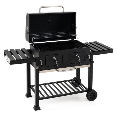 Barbecue a carbonella con ruote, griglia regolabile in altezza e tavolini laterali per feste in giardino.