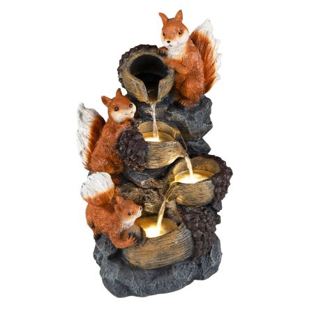 Fontana a cascata in resina con scoiattoli, quattro luci LED e design a forma di nocciola, perfetta per decorare spazi esterni.