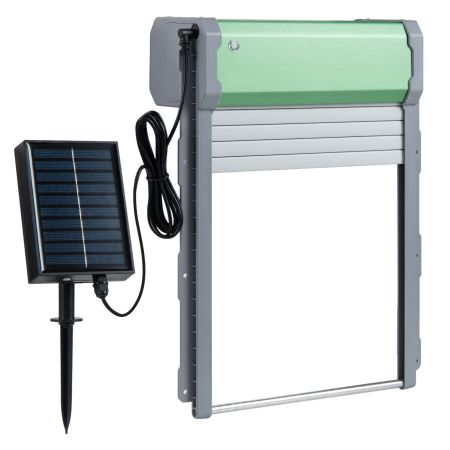 Porta automatica per pollaio con pannello solare, progettata per un facile utilizzo e protezione sicura degli animali.
