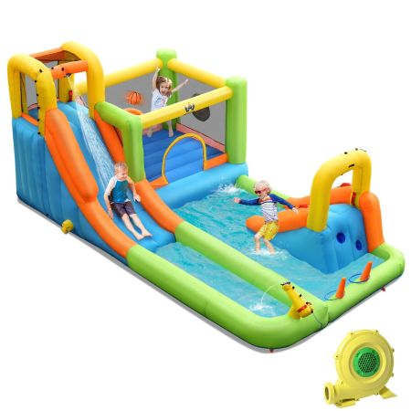 Divertimento assicurato con scivoli, trampolino, gioco del basket, pistola ad acqua, parete da arrampicata e tiro ad anello.