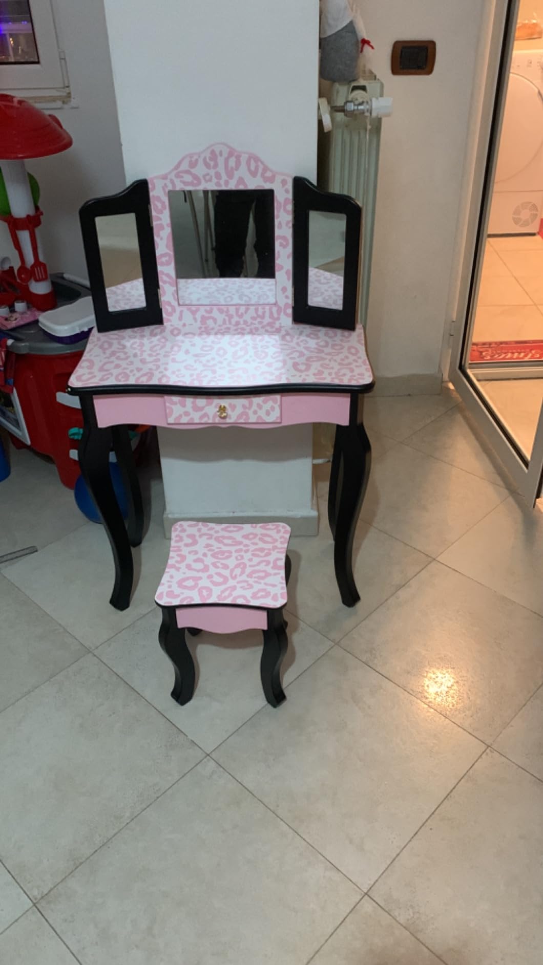 Toeletta trucco per bambine con sgabello triplo specchio pieghevole e  cassetto, Postazione trucco in legno Rosa - Costway